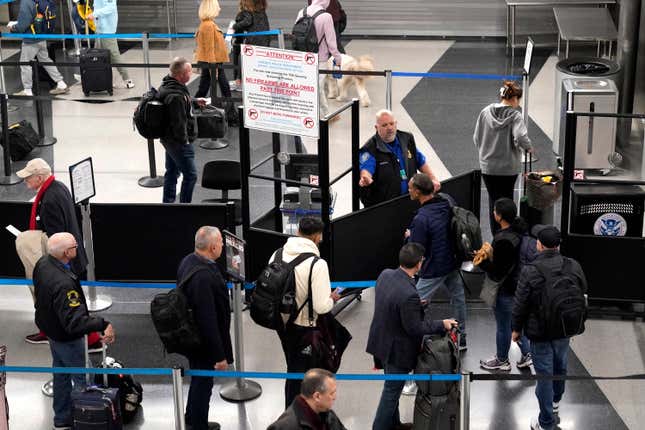 Les passagers font la queue à l’aéroport international de Chicago O’Hare