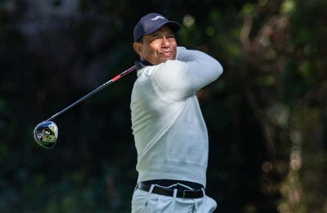 15. Februar 2024;  Pacific Palisades, Kalifornien, USA;  Tiger Woods am zwölften Loch während der ersten Runde des Genesis Invitational-Golfturniers.