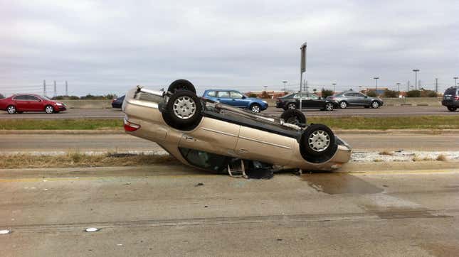 Coche cayó boca abajo en la carretera en accidente, Houston.