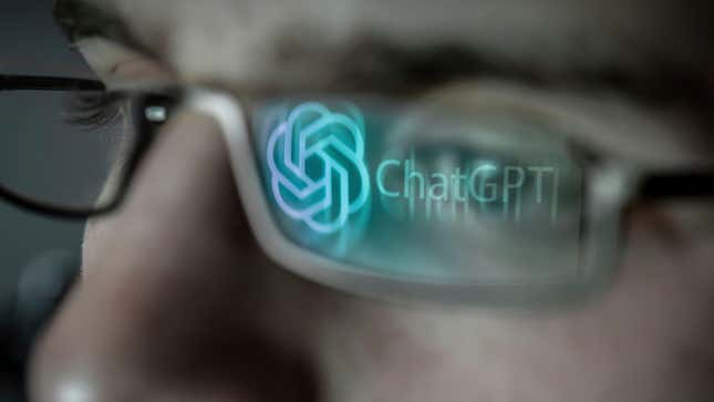 El logotipo de ChatGPT de OpenAI reflejado en las gafas de un usuario