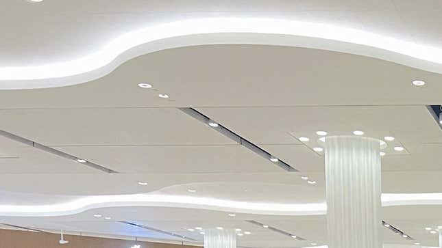 Luces de techo en el Aeropuerto Internacional de Dubai