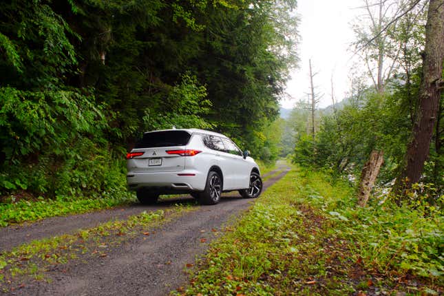 Image for article titled I Have No Idea How The Mitsubishi Outlander Is $10,000 Cheaper Than A Kia Telluride