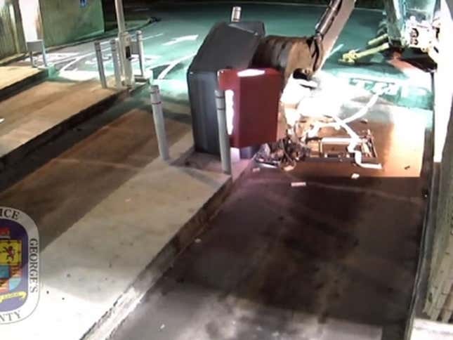 Roba una excavadora y la usa para tratar de sacar dinero de un cajero automático. No obtiene dinero<em></em>