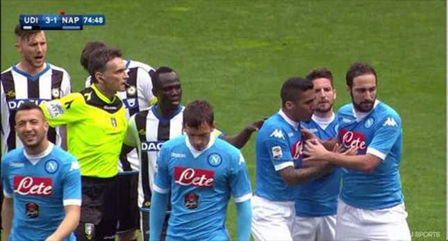Gonzalo Higuaín Loses His Mind After Getting Red Card