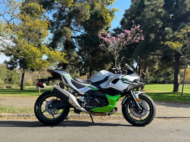 Image for article titled 2025 Kawasaki Ninja 7 Hybrid Is So Close To Being A Great Motorcycle