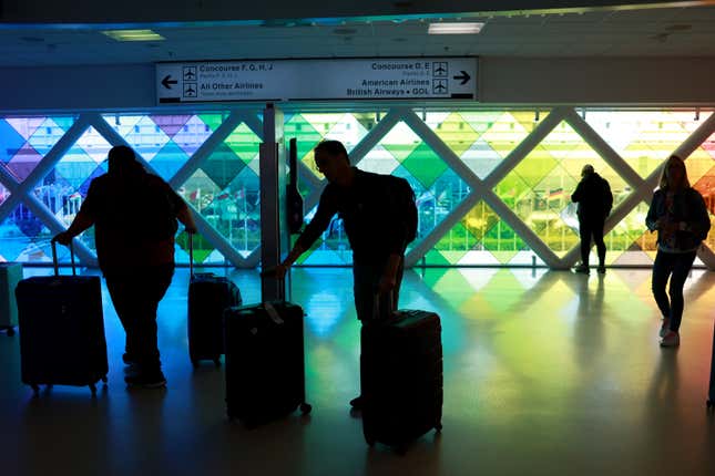 Pasajeros en un aeropuerto