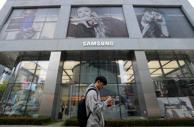 A man passes by a Samsung Gangnam store in Seoul, South Korea, Tuesday, Oct. 31, 2023. Samsung Electronics on Tuesday reported its highest quarterly profit for the year and saw narrowed losses from its computer chip business amid a slow recovery in global demand.(AP Photo/Ahn Young-joon)