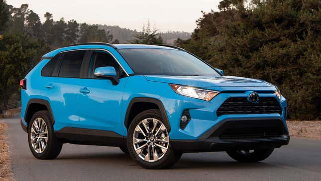 Une photo d’un SUV Toyota Rav4 bleu. 