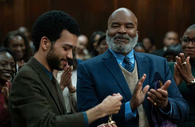 (De gauche à droite)  Justice Smith dans le rôle d’« Aren », David Alan Grier dans le rôle de « Roger » et Aisha Hinds dans le rôle de « Gabbard » dans THE AMERICAN SOCIETY OF MAGICAL NEGROES du scénariste/réalisateur Kobi Libii.