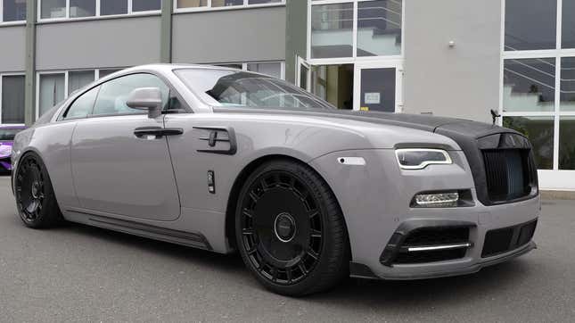 Ein Foto eines restaurierten Rolls-Royce Wraith. 