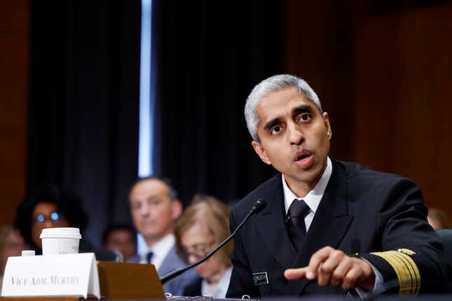 US-Surgeon General Vivek Murthy spricht während einer Anhörung vor dem Senatsausschuss für Gesundheit, Bildung, Arbeit und Renten. 