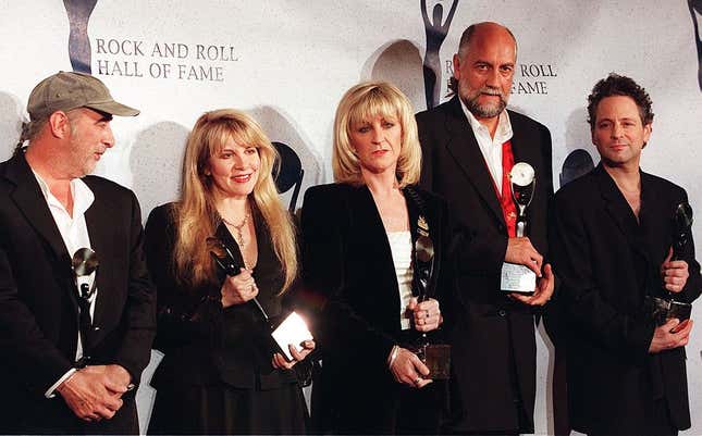 Members of the British-American rock group Fleetwood Mac (from left) John McVie, Stevie Nicks, Christine McVie, Mick Fleetwood and Lindsay Buckingham appear together after receiving their awards and being inducted into the Rock and Roll Hall of Fame 12 January, 1998 in New York.