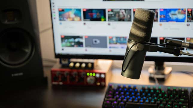 A Streaming Professional streaming setup with industry standard SM7b microphone with a screen and Twitch in the background.
