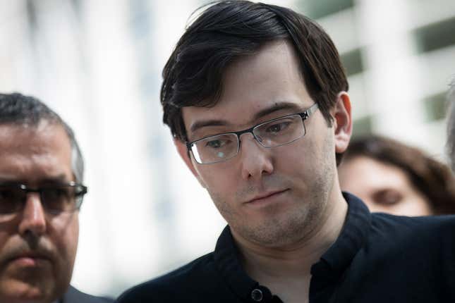 L’ancien dirigeant de l’industrie pharmaceutique Martin Shkreli fait une pause alors qu’il s’adresse à la presse après que le jury a rendu son verdict dans son affaire devant le tribunal de district américain pour le district Est de New York, le 4 août 2017, dans l’arrondissement de Brooklyn à New York. 