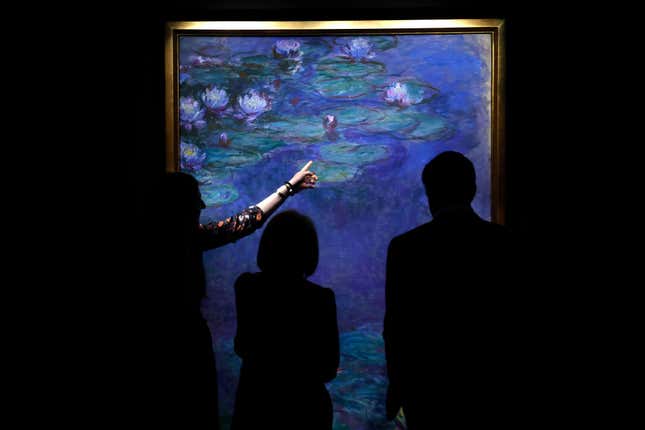 „Nympheas“ von Claude Monet ist am 8. November 2024 bei Sotheby’s New York Marquee Sales in New York City ausgestellt.