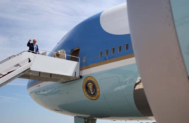 Bild für Artikel mit dem Titel Warum Obama niemals damit durchgekommen wäre, wie Trump einen 400-Millionen-Dollar-Jet als Geschenk anzunehmen