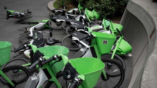 Ein  Stapel  Lime-Bikes