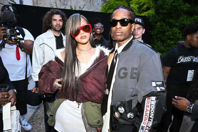  Rihanna und Asap Rocky besuchen die A$AP Rocky X American Sabotage by AWGE Menswear Frühjahr/Sommer 2025 Show im Teil der Paris Fashion Week am 21. Juni 2024 in Paris, Frankreich.