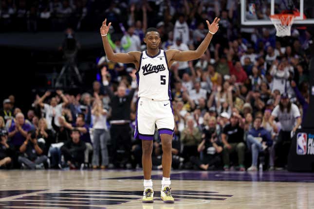 SACRAMENTO, CALIFORNIA - APRIL 16: De&#39;Aaron Fox #5 of the Sacramento Kings reacts after the Kings made a basket against the Golden State Warriors in the second half during the Play-In Tournament at Golden 1 Center on April 16, 2024 in Sacramento, California.  NOTE TO USER: User expressly acknowledges and agrees that, by downloading and or using this photograph, User is consenting to the terms and conditions of the Getty Images License Agreement.  (Photo by Ezra Shaw/Getty Images)