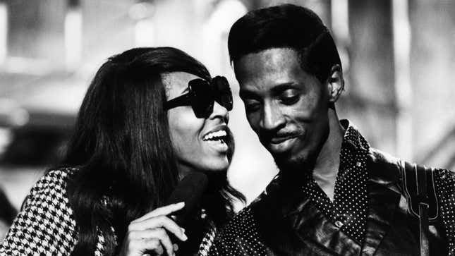 Das amerikanische Musikduo Ike Turner (1931–2007) und Tina Turner von der Ike &amp; Tina Turner Revue treten während der Aufnahme der Popmusik-Fernsehshow Ready Steady Go! von Associated Rediffusion Television am 30. September 1966 in den Wembley Television Studios in London auf. 