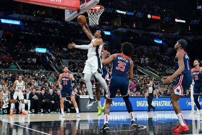 Wizards down Spurs, finally win back-to-back games