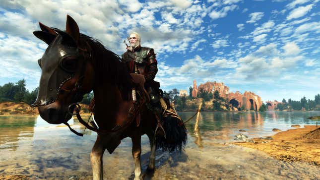 Geralt reitet Roach, während er in die Kamera blickt.