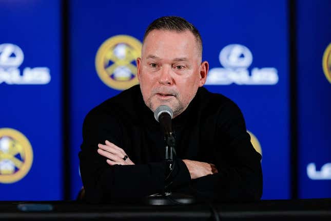 8. November 2023;  Denver, Colorado, USA;  Michael Malone, Cheftrainer der Denver Nuggets, spricht vor dem Spiel gegen die Golden State Warriors in der Ball Arena zu den Medien.