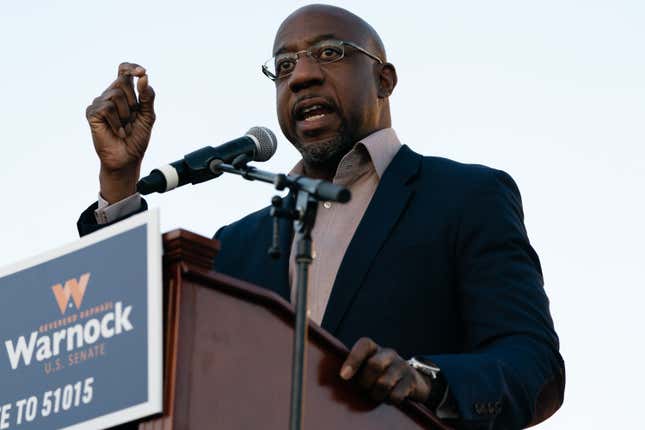  Der demokratische US-Senatskandidat Raphael Warnock spricht am 19. November 2020 bei einer Wahlkampfveranstaltung in Jonesboro, Georgia.