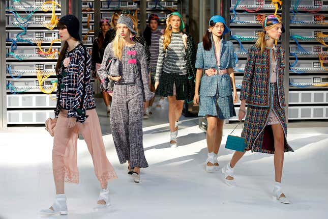 Models present creations by German designer Karl Lagerfeld as part of his Spring/Summer 2017 women's ready-to-wear collection for fashion house Chanel during Fashion Week in Paris, France October 4, 2016. REUTERS/Charles Platiau - RTSQO5X