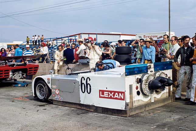 Vic Elford, Chaparral 2J, Can-Am Los Angeles Times Grand Prix, Riverside, 01 January 1970. Vic Elford and the incredible Chaparral 2J " fan car" in the 1970 Can-Am race in Riverside