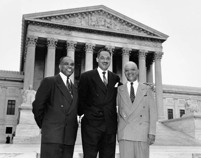 Washington, DC : les avocats qui ont plaidé contre la ségrégation se tiennent ensemble, souriants, devant le bâtiment de la Cour suprême des États-Unis après que le Tribunal suprême a jugé que la ségrégation dans les écoles publiques était inconstitutionnelle. De gauche à droite : George EC Hayes, Washington, DC ; Thurgood Marshall, avocat spécial de la NAACP ; et James Nabrit, Jr., professeur et avocat à l’université Howard de Washington.