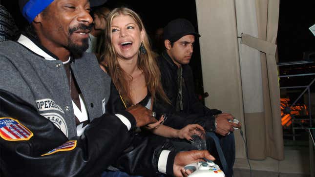 Snoop Dogg, Fergie, and Wilmer Valderrama play Xbox.