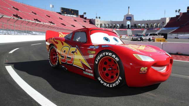Une réplique de Lightning McQueen du film Cars conduit la piste lors des avant-premières du Busch Light Clash de la NASCAR Cup Series au Los Angeles Memorial Coliseum le 4 février 2022 à Los Angeles, Californie.