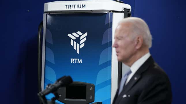 Imagen para el artículo titulado La primera estación de carga para vehículos eléctricos de Biden se pone en funcionamiento después de 7.500 millones de dólares en inversiones estadounidenses en vehículos eléctricos