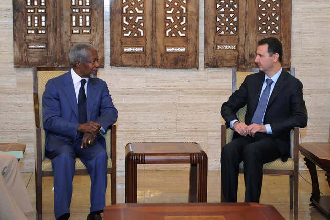 FILE PHOTO - Syria's President Bashar al-Assad (R) meets U.N. Syria peace envoy Kofi Annan in Damascus July 9, 2012, in this handout photograph released by Syria's national news agency SANA. REUTERS/SANA/File Photo THIS IMAGE HAS BEEN SUPPLIED BY A THIRD PARTY. IT IS DISTRIBUTED, EXACTLY AS RECEIVED BY REUTERS, AS A SERVICE TO CLIENTS - RC149F61E260
