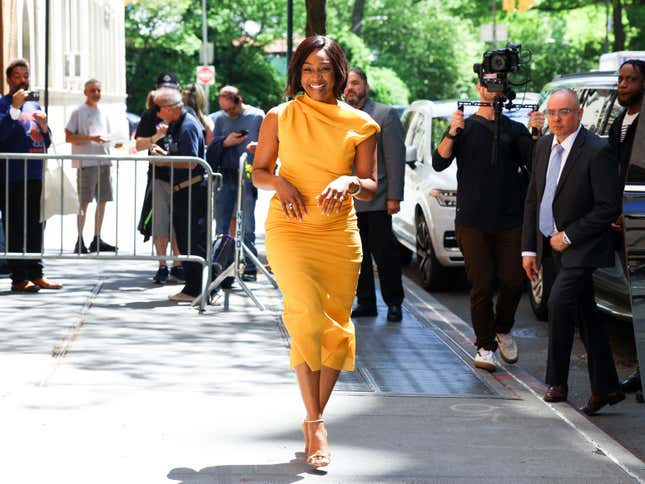 NUEVA YORK, NY - MAYO 7: Se ve a Tiffany Haddish saliendo del programa de televisión “The View” el 7 de mayo de 2024 en Nueva York Ciudad.