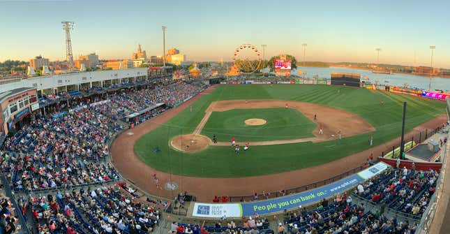 Bild für Artikel mit dem Titel 7 Minor-League-Baseballstadien, die Sie diesen Sommer besuchen sollten