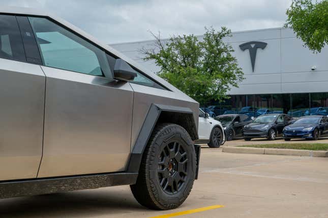 Un Cybertruck Tesla est installé sur un terrain chez un concessionnaire Tesla le 15 avril 2024 à Austin, au Texas. 