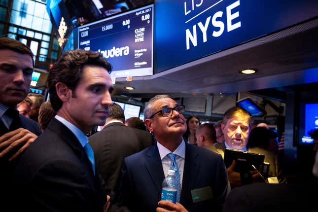 Ernie Garcia III, PDG de Carvana, deuxième à gauche, et son père Ernest Garcia II, président de Carvana, centre, lors de l’introduction en bourse de l’entreprise  sur le sol du NYSE à New York, aux États-Unis, le vendredi 28 avril 2017. 