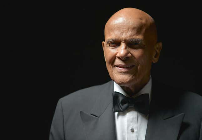 Der mit der Spingarn-Medaille ausgezeichnete Harry Belafonte posiert während der 44. NAACP Image Awards im Shrine Auditorium am 1. Februar 2013 in Los Angeles, Kalifornien für ein Porträt.