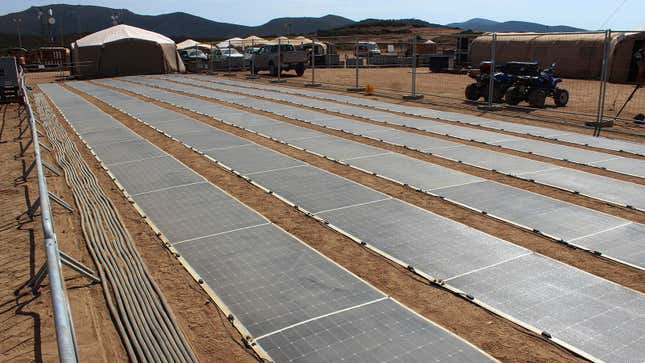 Una foto de un conjunto solar en el paddock de Extreme E. 