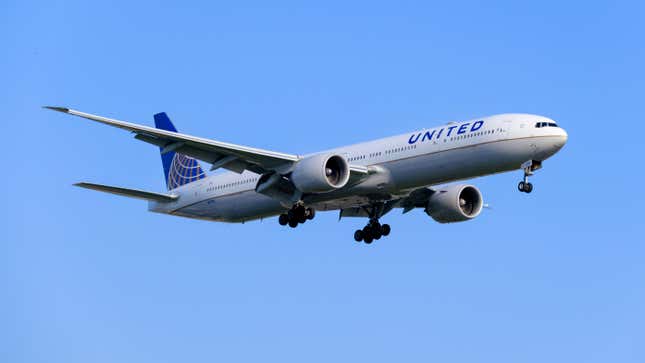 Eine Boeing 777-300ER (N2748U) von United Airlines ist auf dem Weg zur Landung am Flughafen Zaventem (Flughafen Brüssel) am 13. Juni;  2023 in Diegem, Belgien.
