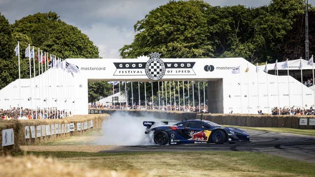 Ein Foto eines McLaren beim Driften in Goodwood. 