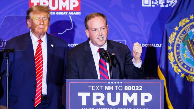 Der ehemalige US-Abgeordnete Lee Zeldin unterstützt Donald Trump bei einer Wahlkampfveranstaltung.