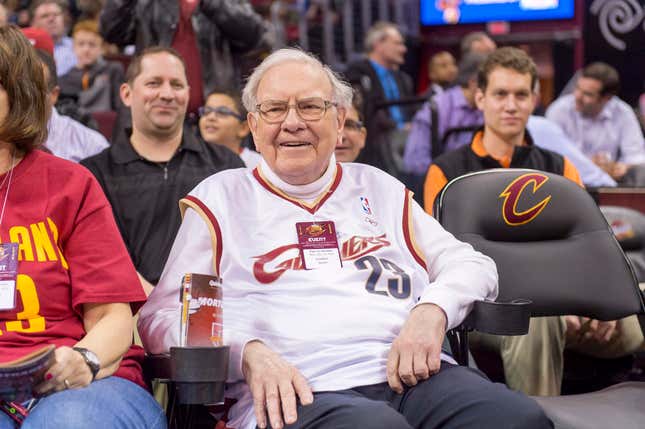 Image for article titled Berkshire Hathaway employee finally wins Warren Buffet&#39;s $1 million March Madness bracket