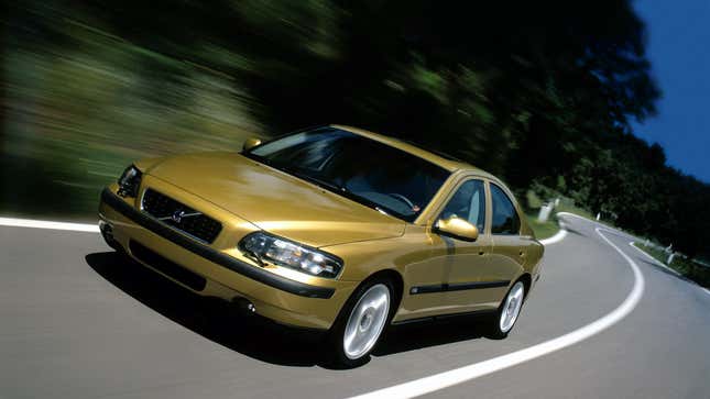 Ein Foto einer goldenen Volvo S60-Limousine. 