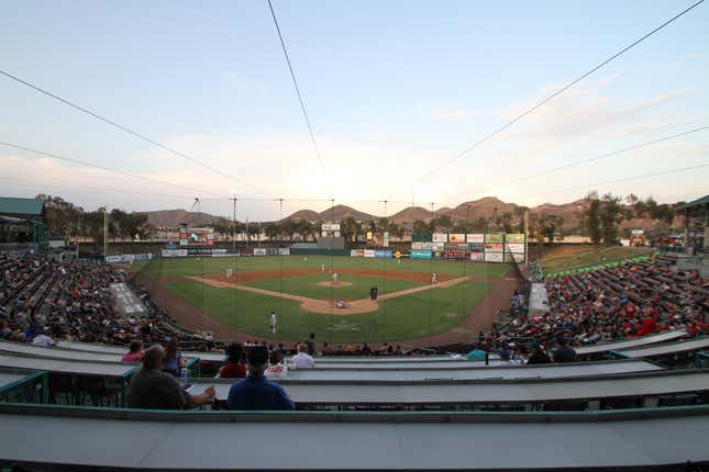 Bild für Artikel mit dem Titel 7 Minor-League-Baseballstadien, die Sie diesen Sommer besuchen sollten