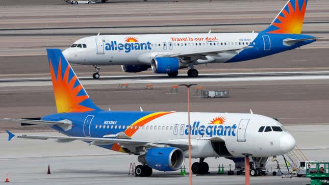 deux avions d’Allegiant Air sur un tarmac