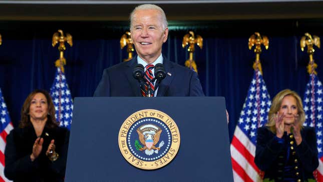 Imagen para el artículo titulado Un lector de labios descifra lo que Trump y Obama discutieron en el funeral del presidente Carter, Internet arrastra al esposo de una senadora republicana que faltó el respeto a la vicepresidenta Harris, Trump planea cambiar el nombre del Golfo de México, los negros estadounidenses reaccionan a la sentencia del caso “Hush Money” de Trump y más