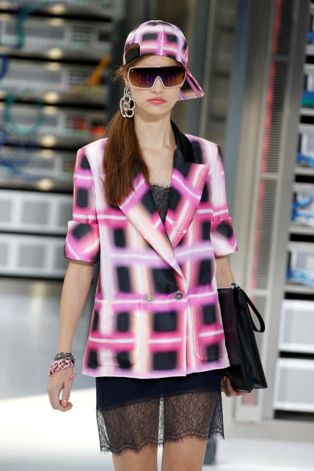 A model presents a creation by German designer Karl Lagerfeld as part of his Spring/Summer 2017 women's ready-to-wear collection for fashion house Chanel during Fashion Week in Paris, France October 4, 2016. REUTERS/Charles Platiau - RTSQOA8